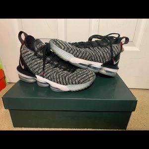 Nike Lebron 16 Oreo Black Metallic.